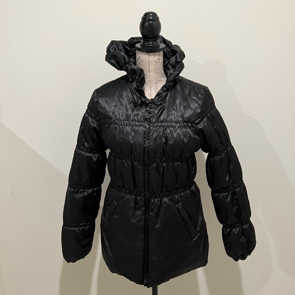 NWOT Glossy down puffer zip up ruffle Ruffle jacket black polka dots size M
